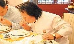 擠干雞排水份，再煎先將雞排1千克洗干凈，加入100克姜、100克蔥、50克蒜【最正宗的重慶火鍋底料】