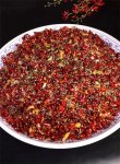 大公館辣子雞傳統(tǒng)版本相比，這道菜有三點改良：第一，摒棄加醬油、老抽的傳統(tǒng)腌制手法，只用辣鮮露腌制，顏色更紅亮，鮮味更濃郁，辣味更充足；第