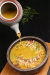 紅米入石鍋，再澆蝦膏湯，米飯也能做成看家菜