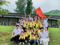 張桌子起家，一火就是32年    朱榮富是老頭兒油爆蝦的創(chuàng)始人，早年間他在杭州學(xué)習(xí)了六年的廚藝，有著扎實(shí)的杭幫菜功底。  到1988年，他在佑圣觀路3號(hào)的