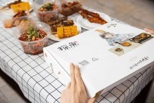 全國200多家門店停業(yè)，搶口罩成“頭等大事”“深圳辦公室4000只口罩到位，酒精到位！”  “廣州辦公室口罩、額溫槍到位！”  “我留在深圳，有任何事