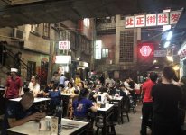 5000平的“小吃集合店”，開在最黃金的一線商圈【重慶火鍋底料廠地址】