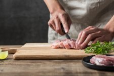 “連鎖餐廳用一套標(biāo)準(zhǔn)化的公式，‘消解’八大菜系【重慶火鍋底料廠家排名】