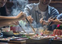 財報巨虧的海底撈，為何股價如此堅挺？問題一大堆，資本卻看好 【重慶火鍋底料在哪里買】