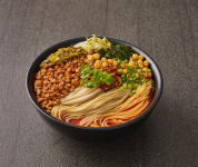 她靠一碗米粉，開(kāi)3500+店的選址秘籍是什么？【重慶最正宗的火鍋底料】