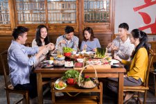 常見的火鍋店才開始在成都出現(xiàn)。火鍋底料哪個(gè)牌子正宗熱盆景就在此時(shí)誕生，開在成都新南門橋頭，名字起的雅俗共賞，地盤也扯得開，店內(nèi)店外擺了一
