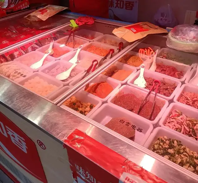 在菜市場(chǎng)賣半成品菜，一年凈利1.25億，并成功上市