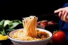 百億螺螄粉市場(chǎng)，怎么才能做成一門賺錢的生意？重慶火鍋底料廠地址