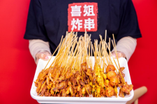 它是炸串界的“蜜雪冰城”！9平小店日賣7萬(wàn)，一年多開(kāi)860家店正宗重慶火鍋底料批發(fā)