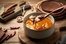 在各路資方“殺入”餐飲行業(yè)的大環(huán)境下，有人認(rèn)為中國(guó)餐飲連鎖化道路正式拉開(kāi)帷幕。中小餐企面臨的競(jìng)爭(zhēng)將會(huì)更加艱難。真的是這樣嗎？