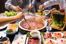 寒潮點燃火鍋經(jīng)濟，門店排隊，外賣爆單