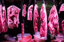 “豬肉一直在漲價(jià)，漲了得有三個(gè)月，我們店里用得多的五花肉，進(jìn)貨價(jià)從13塊一斤漲到了23塊。梅花肉也從17、18塊漲到了27、28塊，都差不多漲了10塊錢。