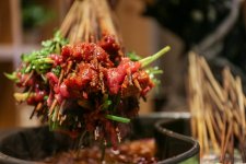 宵夜，從來(lái)沒(méi)有追求曠世美味的野心，反而更鐘愛(ài)在小食材中挖掘大門道
