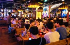 當(dāng)時(shí)36歲的徐炳忠想必同球迷一道，也在自己開(kāi)業(yè)剛滿一年的海倫司酒吧里看球