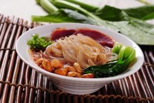 除天味食品外，還有一批四川調(diào)味品企業(yè)不斷加碼預(yù)制菜市場。在這個火熱的賽道中，“川軍”悄然集結(jié)