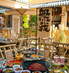 大排檔、老破小、新中式......這輪“火鍋場(chǎng)景”太炸裂